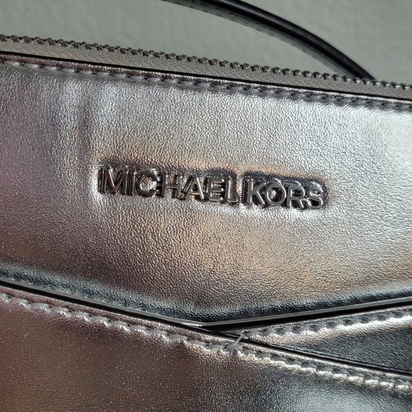 Michael Kors Jet Set Metallic Travel Medium Dome Crossbody Bag - Picture 9 of 11